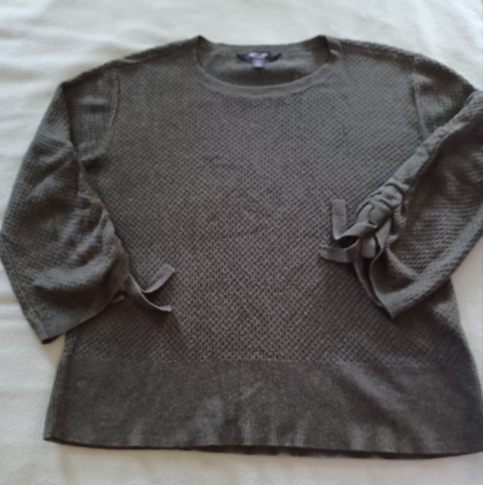 Simply Vera Womens Sweater Size XS Reg . Green textured 3/4 sleeves